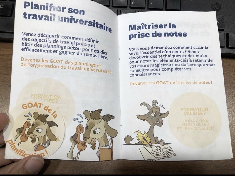 Double page du livret GOAT présentant deux ateliers, "Planifier son travail universitaire" et "Maîtriser la prise de notes", illustrés par des chèvres et des autocollants à collectionner.