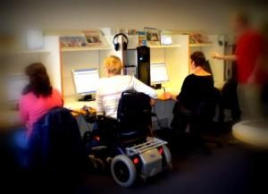 Photo d'handicapé devant un ordinateur