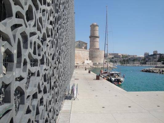 Le MUCEM à l'entrée du port de Marseille
