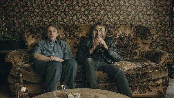 photo extraite du film "Rester vivant: méthode": Michel Houellebecq et Iggy Pop assis sur un canapé