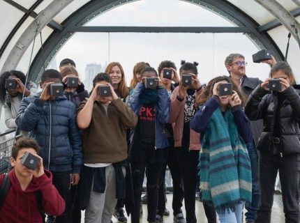 Collégiens avec leur camera obscura au centre Pompidou