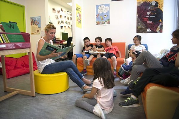 Lecture à haute voix à un groupe d'enfants dans une bibliothèque