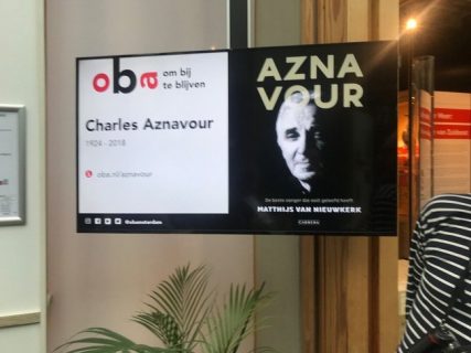Ecran d'information au lendemain du décès de Charles Aznavour, OBA