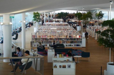 Photo de l'intérieur de la Bibliothèque centrale d'Helsinki Oodi