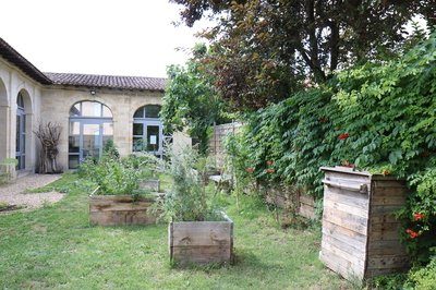 Photographie du jardin de la médiathèque de Saint-André-de-Cubzac