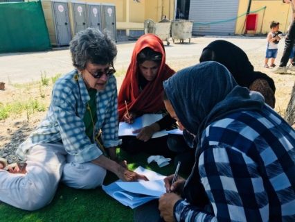 Femmes participant à un atelier d'alphabétisation au Bengladesh, en plein air