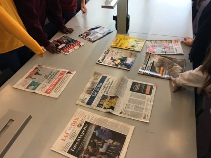 Présentation de unes de journaux et magazines sur une table de la Bpi