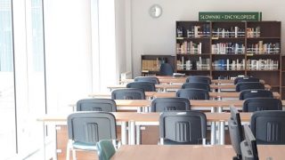 Photographie de la salle de la bibliothèque vide avec tables et chaises des places de lecture