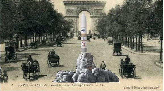Carte postale ancienne de l'arc de triomphe, colorisée et modernisée : une fusée est installée dans l'allée des champs Elysées