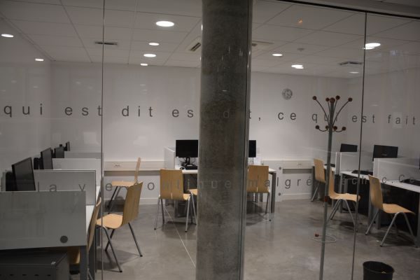 Photographie de la salle informatique de la bibliothèque pardisienne Assia Djebar