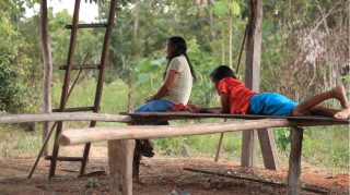 Deux femmes assises sur un banc, dans la jungle.