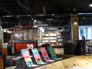 Intérieur de la bibliothèque de Tøyen. Transats et cabine de ski