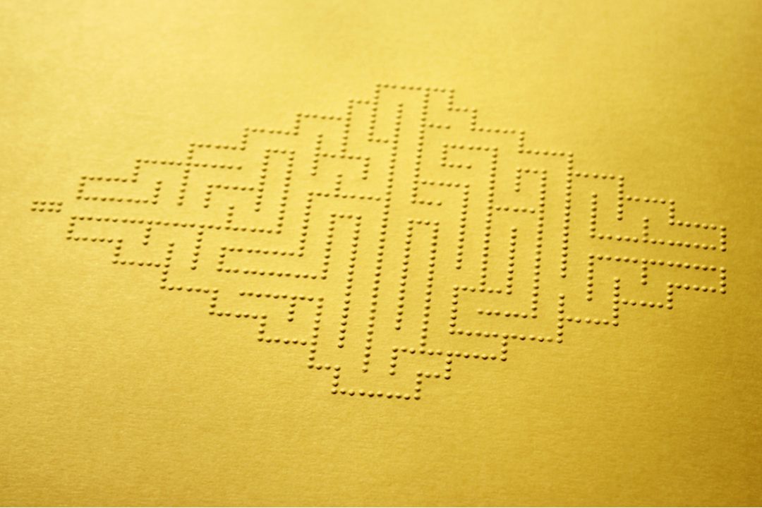 Photo d'une page embossée d'un labyrinthe tactile en relief