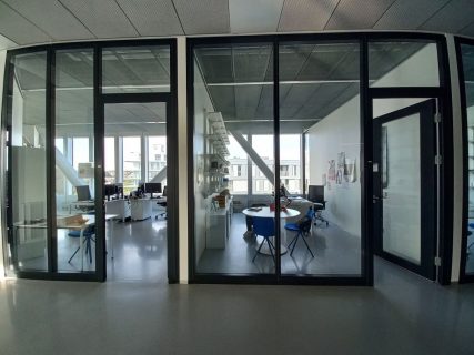 Photographie des bureaux vitrés du personnel de la Bibliothèque Alexis de Tocqueville à Caen