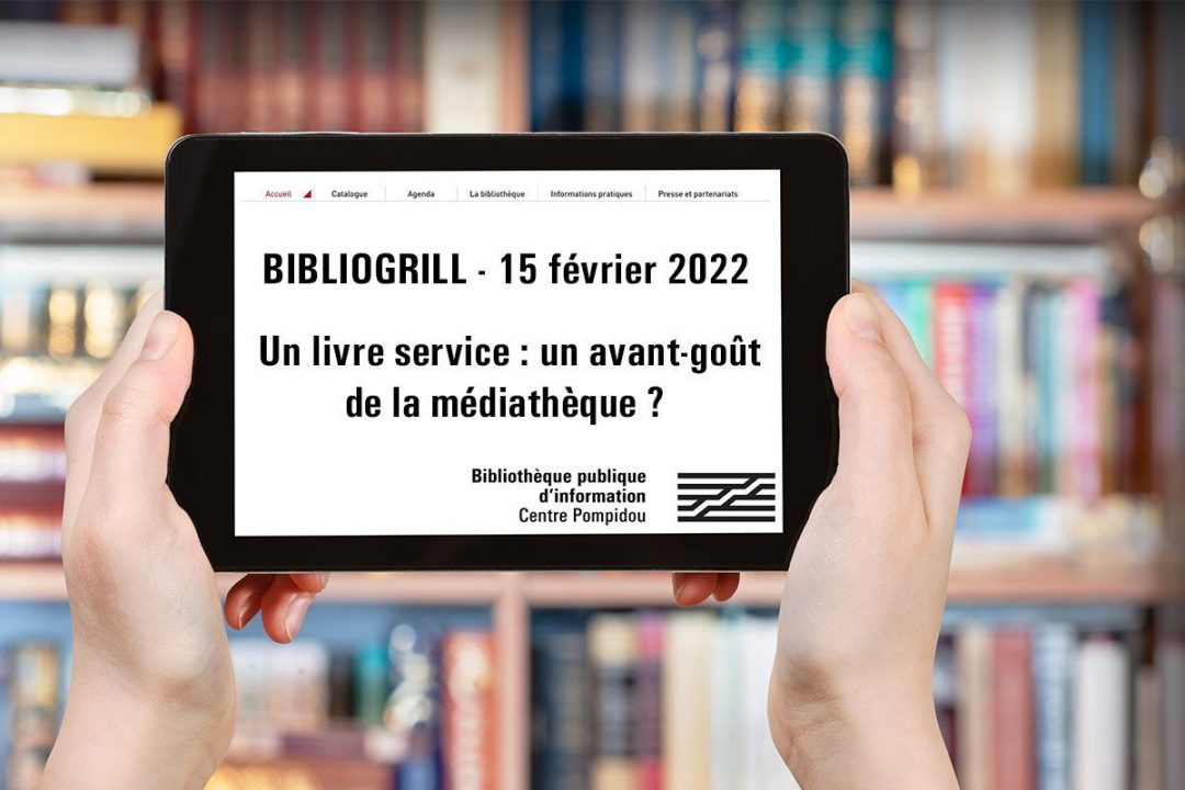 Deux mains tiennent une tablette sur laquelle est écrit “Bibliogrill”
