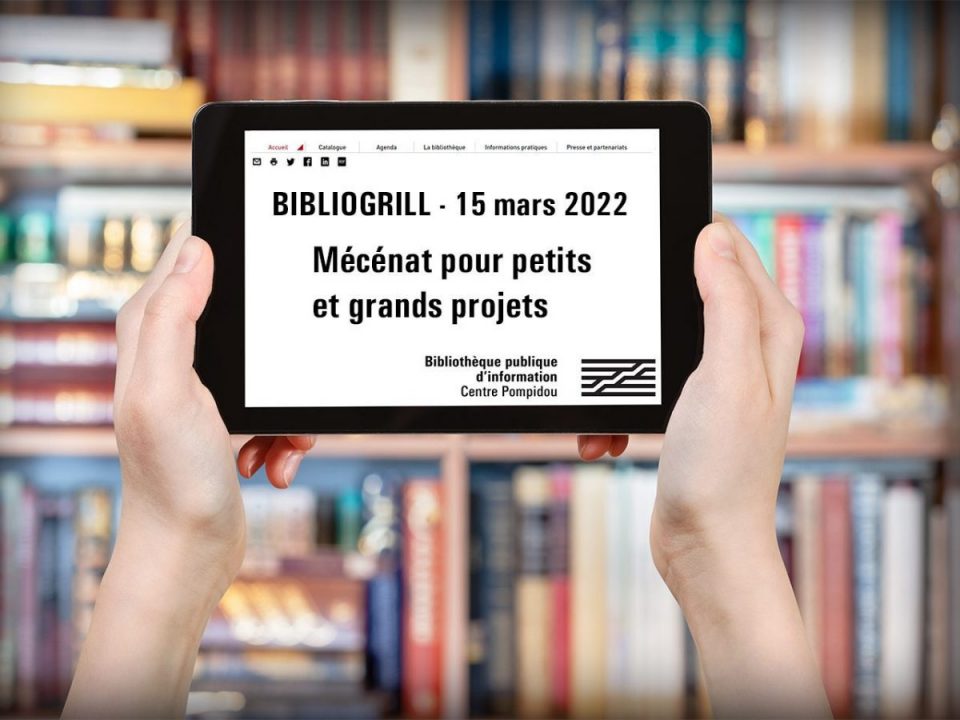 Deux mains tiennent une tablette sur laquelle est écrit “Bibliogrill”