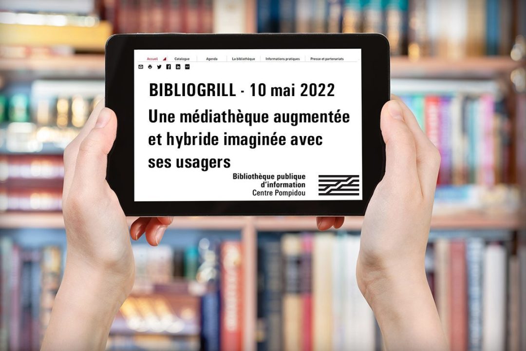 Deux mains tiennent une tablette sur laquelle est écrit “Bibliogrill”