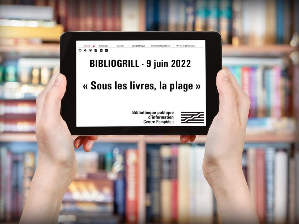 Deux mains tiennent une tablette sur laquelle est écrit “Bibliogrill”