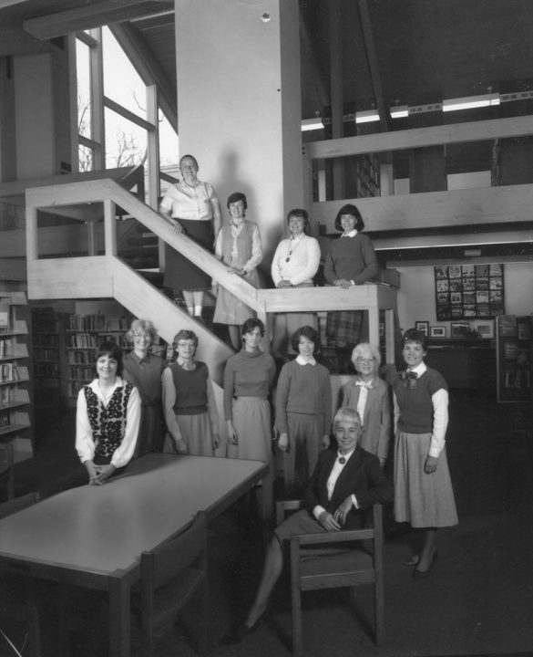 Photographie d'un groupe de femmes bibliothécaires dans les années 50