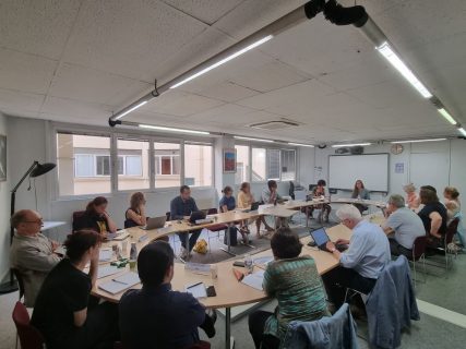 Photographie des membres du conseil de coopération réunis autour de la table le 17 juin 2022