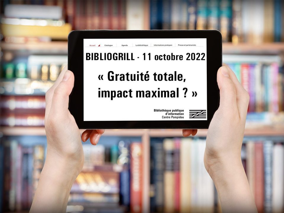 Deux mains tiennent une tablette sur laquelle est écrit “Bibliogrill”