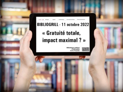 Deux mains tiennent une tablette sur laquelle est écrit “Bibliogrill”