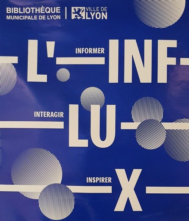Une affiche de la bibliothèque de Lyon vante L'Influx, avec le slogan : "Informer, interagir, inspirer".