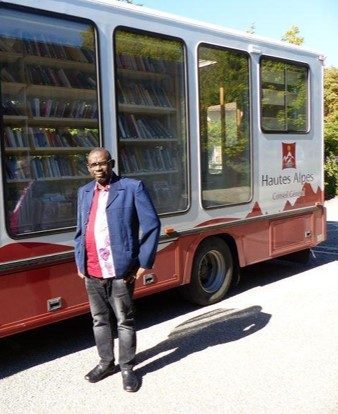 Mamadou Diallo devant le bibliobus de la Bibliothèque départementale des Hautes-Alpes