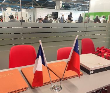 Photo des drapeaux taïwanais et français avant la signature de la convention de partenariat © Bpi