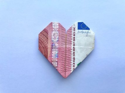 Photographie d'un coeur fait à partir d'un billet de 10 euros