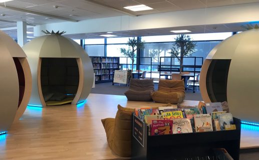 Photo d'igloo de lecture en forme de grenade dans le bibliothèque de Drammen, en Norvège, exemple de l'originalité, de la beauté et du confort des aménagements des bibliothèques norvégiennes