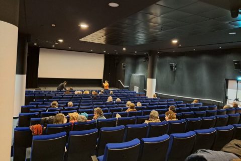 Spectateurs assis dans une salle de cinéma