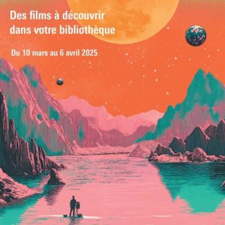 Une silhouette avec une caméra sur un lac, au milieu de montagnes roses et vertes, face à une gigantesque pleine lune et à une petite planète. Un texte : "Des films à découvrir dans votre bibliothèque du 10 mars au 6 avril 2025"