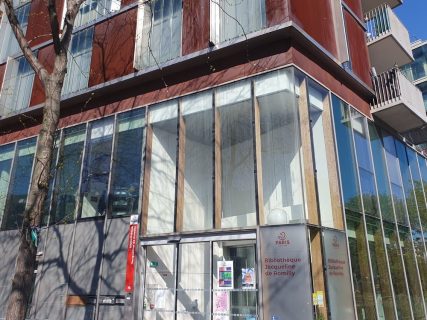 La façade de la Bilbiothèque Jacqueline de Romilly, dans le 18e arrondissement de Paris.