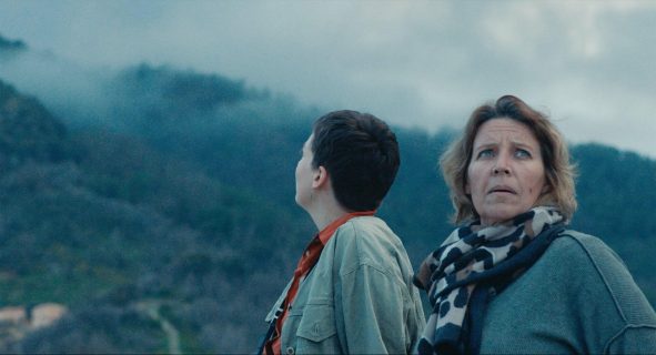 Extrait d'Après le rouge : deux femmes dans la montagne corse embrumée.