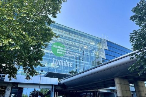 Façade extérieure du bâtiment Lumière avec le logo de la Bpi
