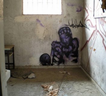 Fresque d'un prisonnier sur le mur d'une cellule de prison