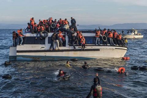 Migrants sur un bateau arrivant à Lebos