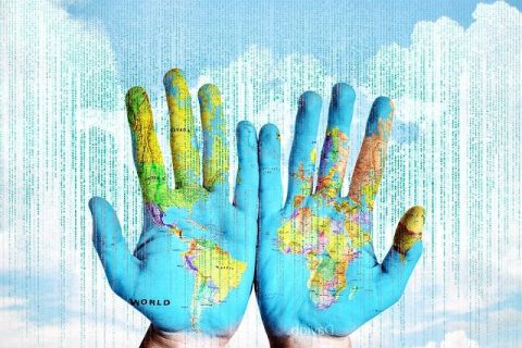carte du monde sur des mains